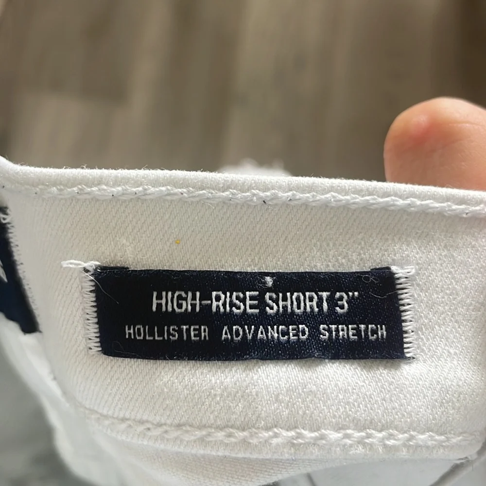 Hollister Distressed Denim High-Rise Short 3” S 26 W